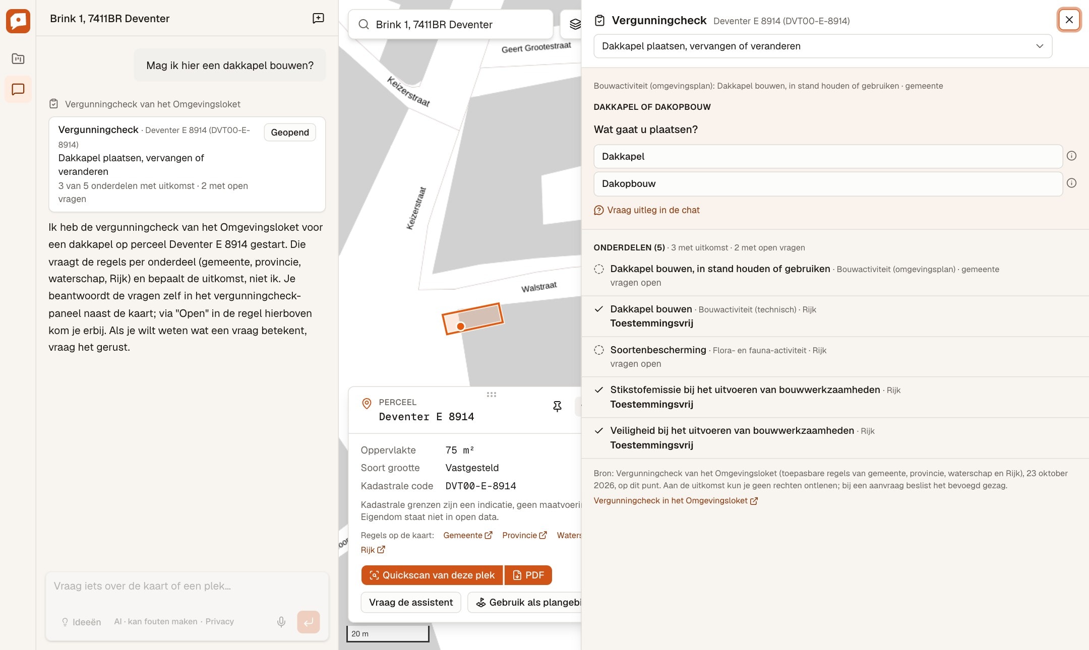 Links de vraag en de regel van de vergunningcheck in de chat, rechts het paneel met de eerste vraag en de onderdelen.